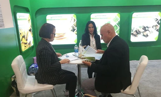 The first time to communicate with foreign customers at the exhibition.jpg The first time to communicate with foreign customers at the exhibition.jpg